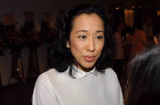 朱玲玲陪二婚老公出席集團慶典!戴翡翠顯老闆娘風範,繼女罕露面