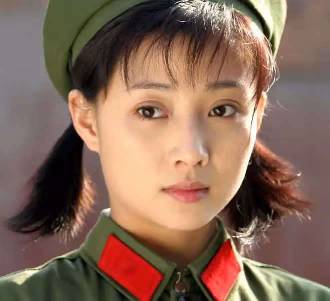 43歲殷桃穿背心大秀身材!上圍豐滿小腹平坦,素顏皮膚緊緻似少女