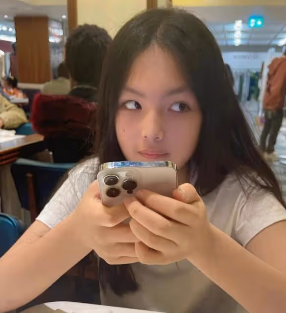 李湘曬女兒近照,王詩齡穿萬元公主裙,因玩手機不套殼被吐槽炫富