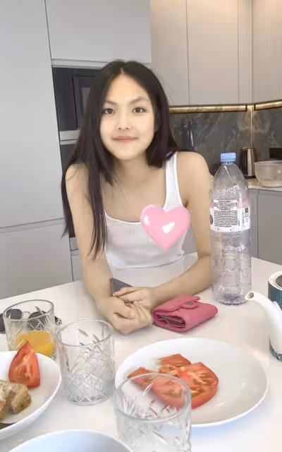 李湘曬女兒近照,王詩齡穿萬元公主裙,因玩手機不套殼被吐槽炫富