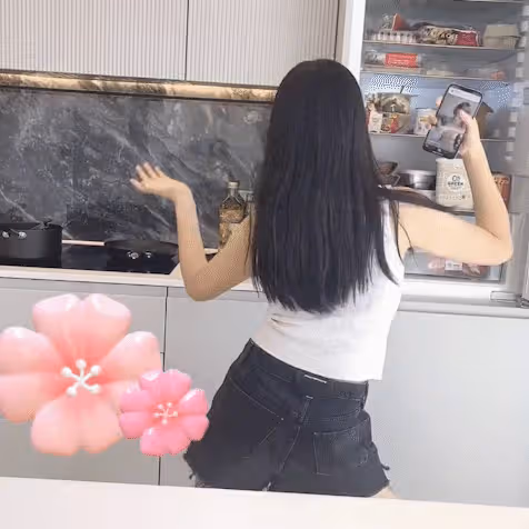 李湘曬女兒近照,王詩齡穿萬元公主裙,因玩手機不套殼被吐槽炫富