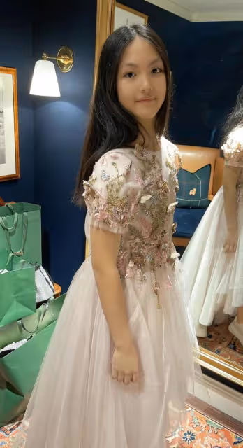 李湘曬女兒近照,王詩齡穿萬元公主裙,因玩手機不套殼被吐槽炫富