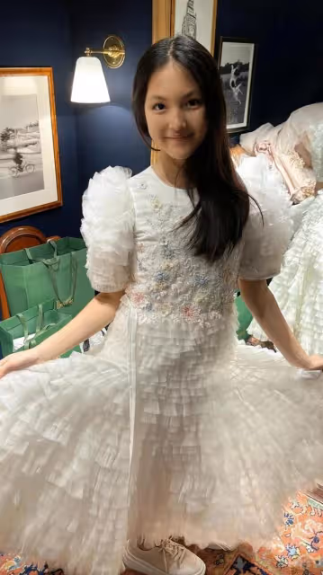 李湘曬女兒近照,王詩齡穿萬元公主裙,因玩手機不套殼被吐槽炫富