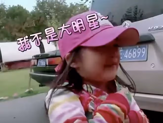李湘曬女兒近照,王詩齡穿萬元公主裙,因玩手機不套殼被吐槽炫富