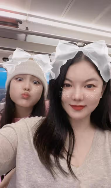 李湘曬女兒近照,王詩齡穿萬元公主裙,因玩手機不套殼被吐槽炫富
