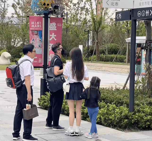 郭富城攜妻女游蟠龍古鎮,拒絕路人搭訕引非議,方媛生圖一言難盡