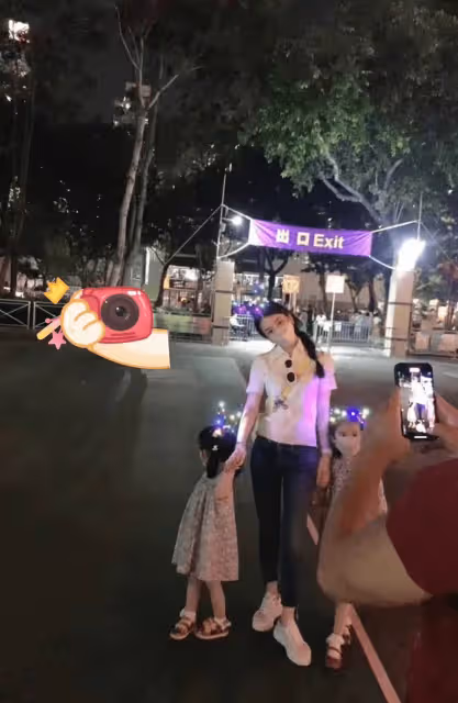 郭富城攜妻女游蟠龍古鎮,拒絕路人搭訕引非議,方媛生圖一言難盡
