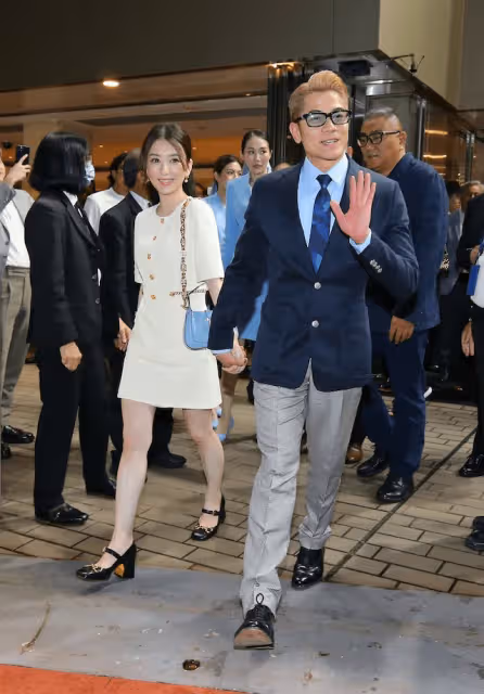 郭富城攜妻女游蟠龍古鎮,拒絕路人搭訕引非議,方媛生圖一言難盡