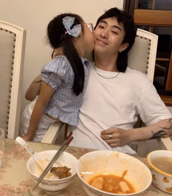 伊能靜寫長信給兒子超感人,支持哈利特立獨行,緊摟兒女幸福洋溢