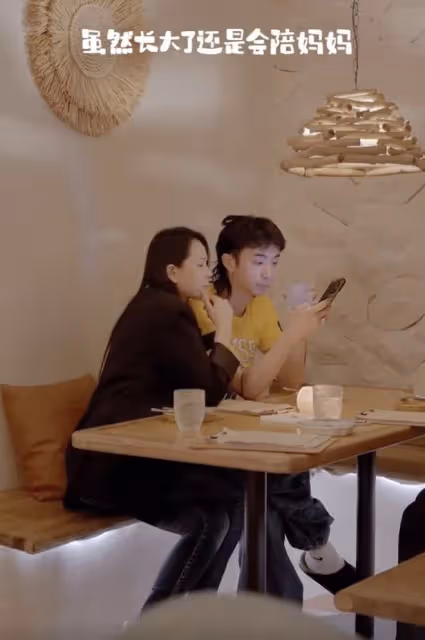 伊能靜寫長信給兒子超感人,支持哈利特立獨行,緊摟兒女幸福洋溢