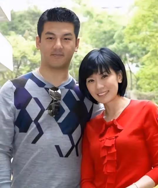 賈靜雯父親節追憶父親，曬全家福大讚修杰楷，咘咘波妞顏值變化大