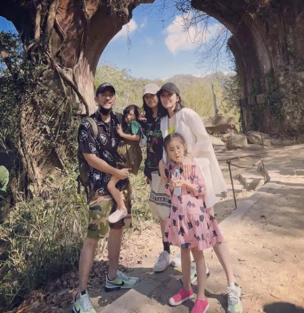 賈靜雯父親節追憶父親，曬全家福大讚修杰楷，咘咘波妞顏值變化大