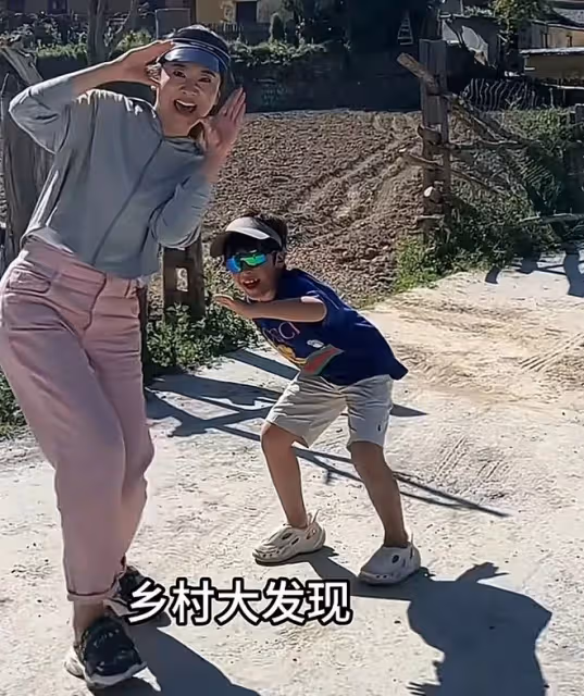 月亮姐姐攜兒子到農村!看牛糞抱山羊接地氣,愛子穿近2000元童裝