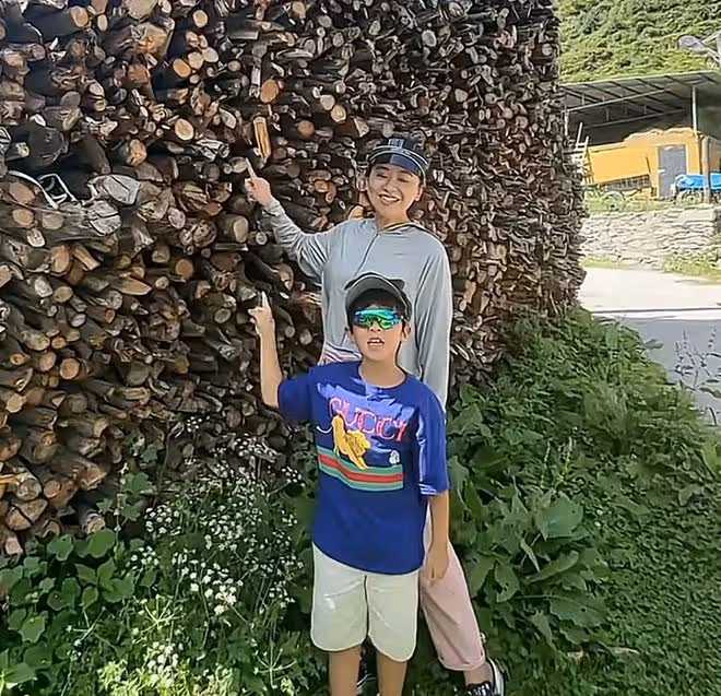 月亮姐姐攜兒子到農村!看牛糞抱山羊接地氣,愛子穿近2000元童裝