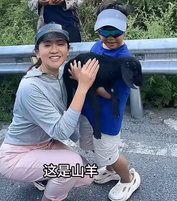 月亮姐姐攜兒子到農村!看牛糞抱山羊接地氣,愛子穿近2000元童裝