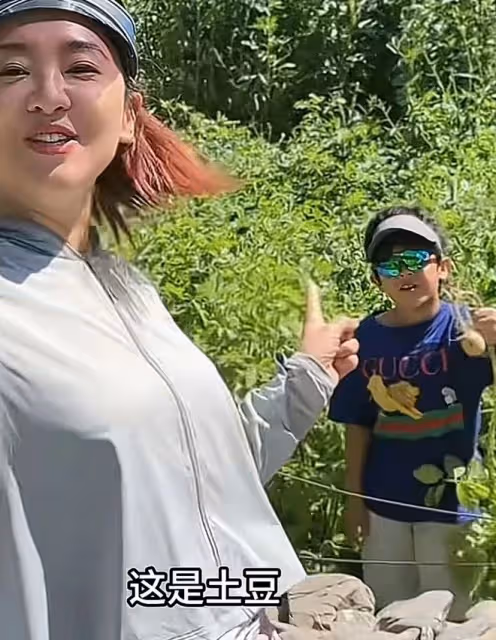 月亮姐姐攜兒子到農村!看牛糞抱山羊接地氣,愛子穿近2000元童裝