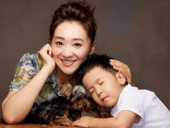 月亮姐姐攜兒子到農村!看牛糞抱山羊接地氣,愛子穿近2000元童裝