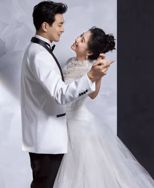 王彥霖拍婚紗照慶結婚兩周年，細節看出太寵妻，女兒跳舞見證幸福