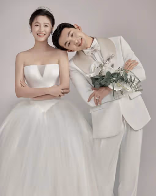 王彥霖拍婚紗照慶結婚兩周年，細節看出太寵妻，女兒跳舞見證幸福