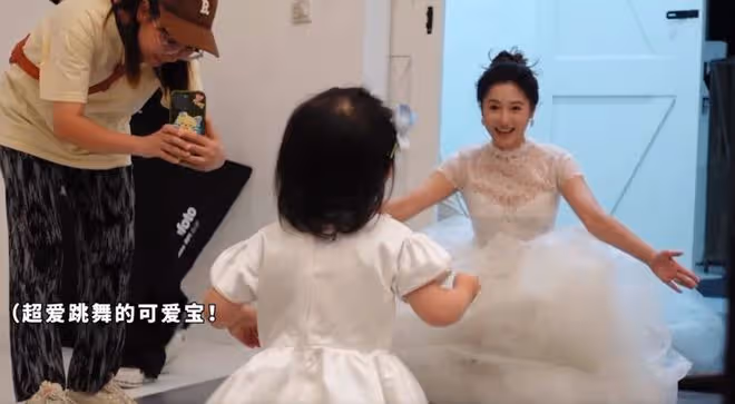 王彥霖拍婚紗照慶結婚兩周年,細節看出太寵妻,女兒跳舞見證幸福