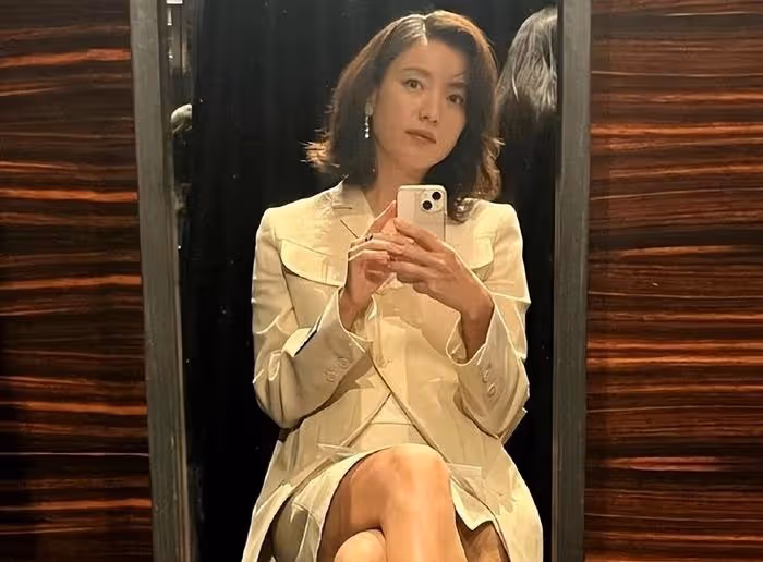 知名女星回應整容嫌疑,主持人感嘆畢業照太漂亮,中學時無與倫比