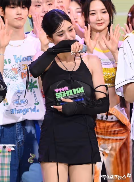 她真的火了,走在路上被喊「女神」,回歸首個舞台就捧起一位獎盃