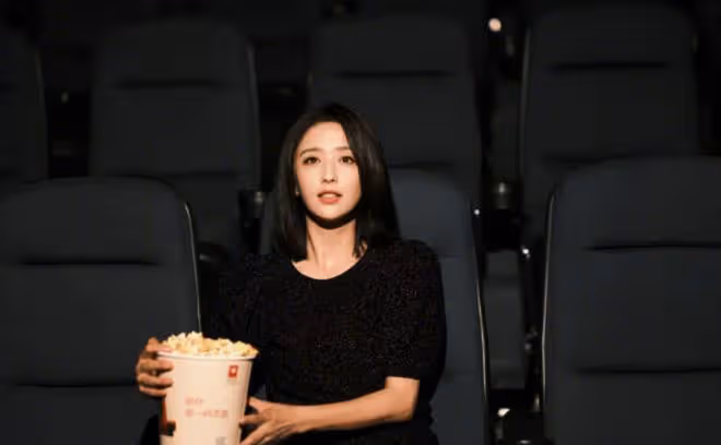 佟麗婭帶兒子現身電影院,朵朵身形壯實太可愛,母子互動好溫馨