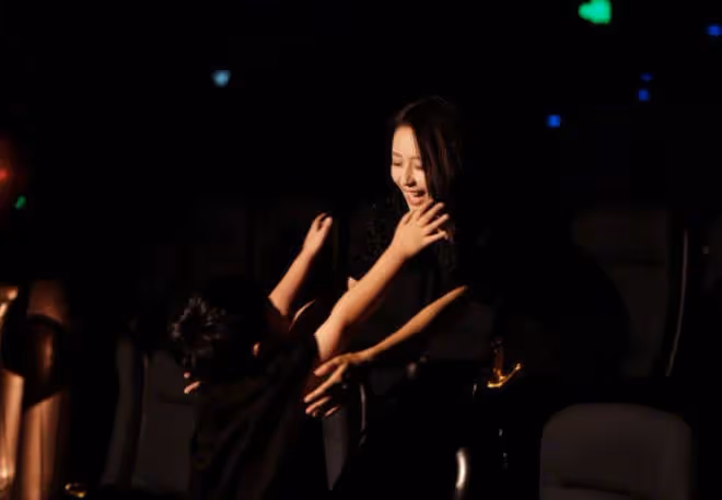 佟麗婭帶兒子現身電影院,朵朵身形壯實太可愛,母子互動好溫馨