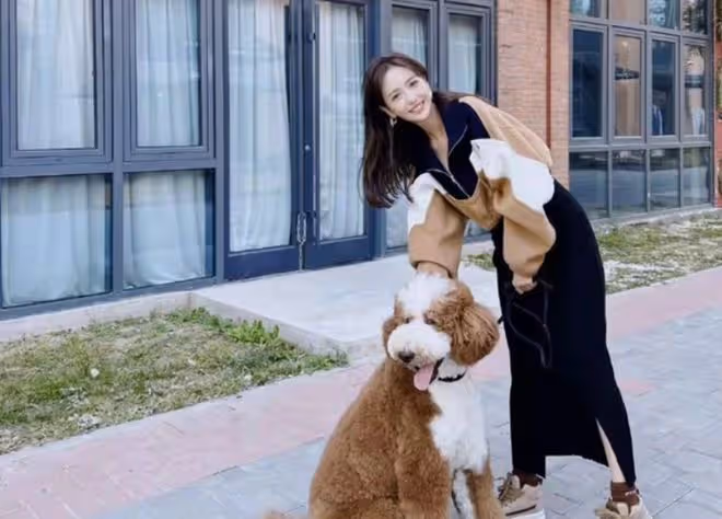佟麗婭帶兒子現身電影院,朵朵身形壯實太可愛,母子互動好溫馨