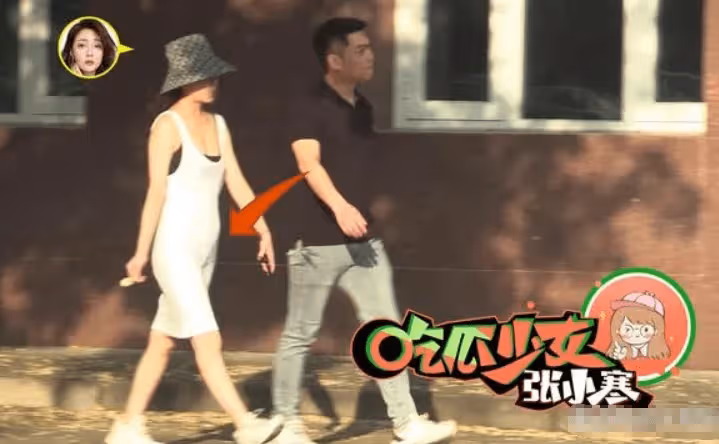 43歲殷桃攜中年男子同回小區，親密搭肩整理衣服，小腹凸起孕味濃