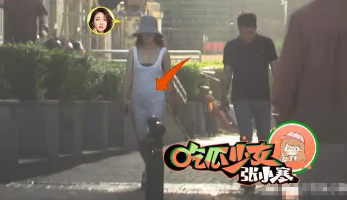 43歲殷桃攜中年男子同回小區，親密搭肩整理衣服，小腹凸起孕味濃