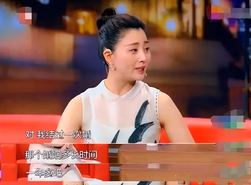 43歲殷桃攜中年男子同回小區，親密搭肩整理衣服，小腹凸起孕味濃