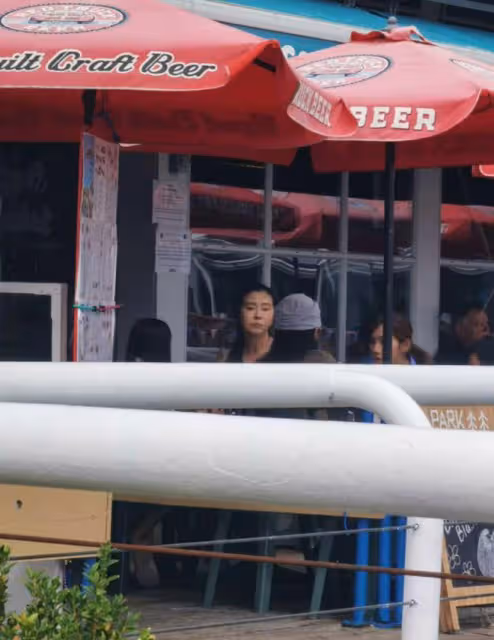 溫哥華漁人碼頭偶遇王祖賢,面色蒼白狀態憔悴,表情凝重疑不高興