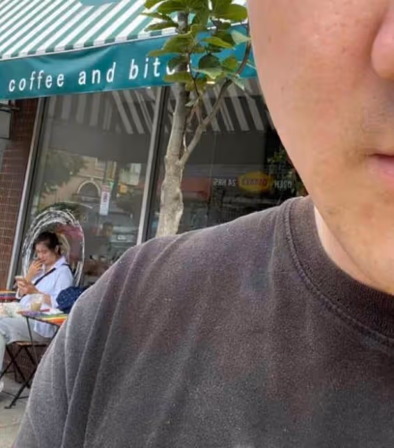 溫哥華漁人碼頭偶遇王祖賢,面色蒼白狀態憔悴,表情凝重疑不高興