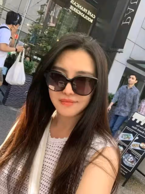 溫哥華漁人碼頭偶遇王祖賢,面色蒼白狀態憔悴,表情凝重疑不高興
