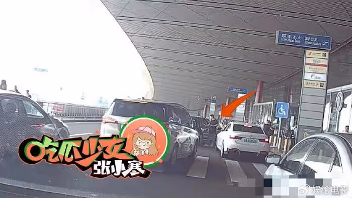 43歲殷桃疑新戀情被曝,和男子親密出行小腹微凸,近期還曬腹肌