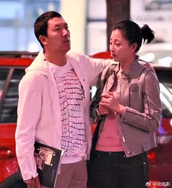 43歲殷桃疑新戀情被曝,和男子親密出行小腹微凸,近期還曬腹肌
