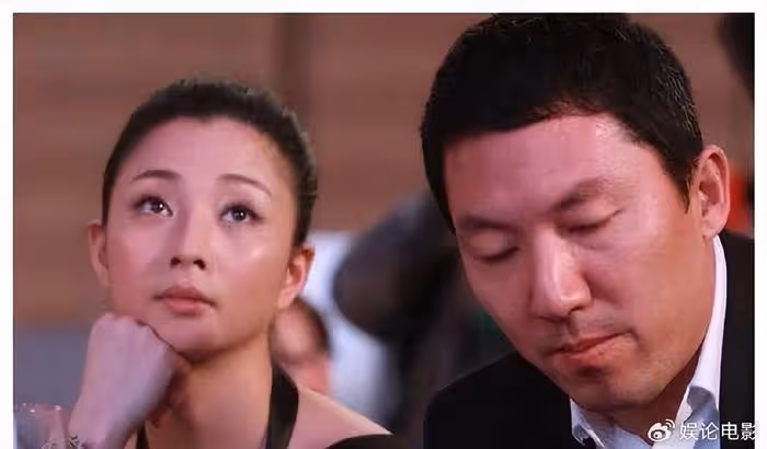 43歲殷桃疑新戀情被曝,和男子親密出行小腹微凸,近期還曬腹肌