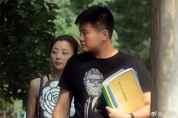 43歲殷桃疑新戀情被曝,和男子親密出行小腹微凸,近期還曬腹肌