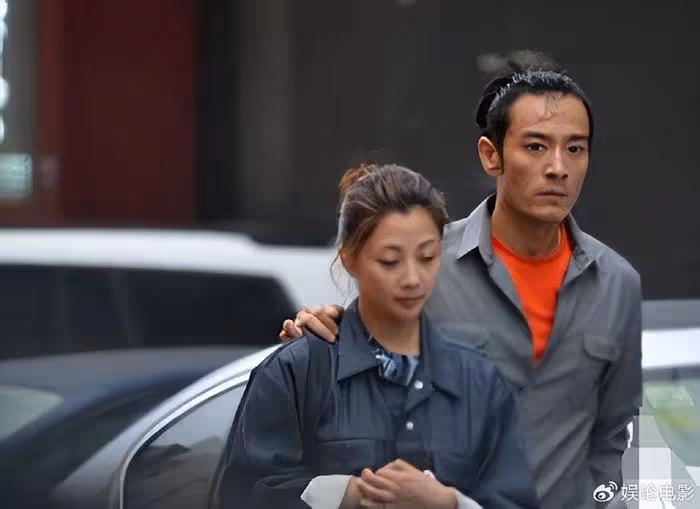 43歲殷桃疑新戀情被曝,和男子親密出行小腹微凸,近期還曬腹肌