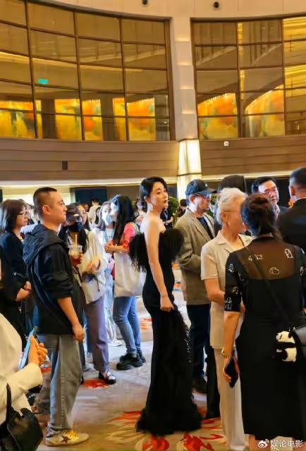 43歲殷桃疑新戀情被曝,和男子親密出行小腹微凸,近期還曬腹肌