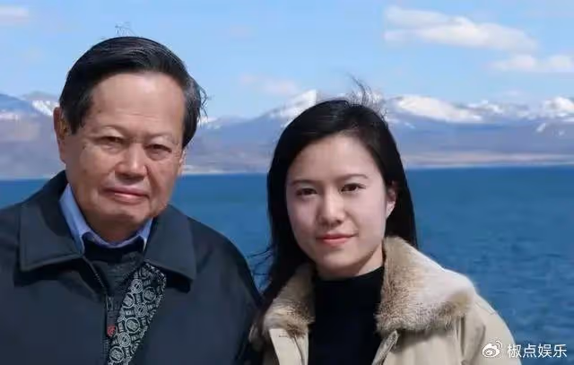 47歲翁帆現身日本!老公楊振寧久病堪憂,笑靨如花疑找好下家?