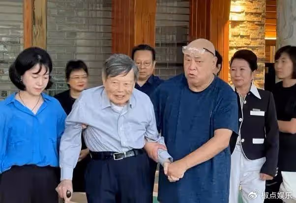 47歲翁帆現身日本!老公楊振寧久病堪憂,笑靨如花疑找好下家?