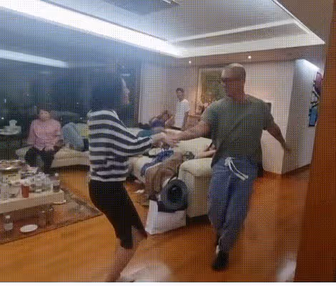 小S具俊曄家中親密熱舞！扭腰露肩不避嫌，30億豪宅破舊不堪
