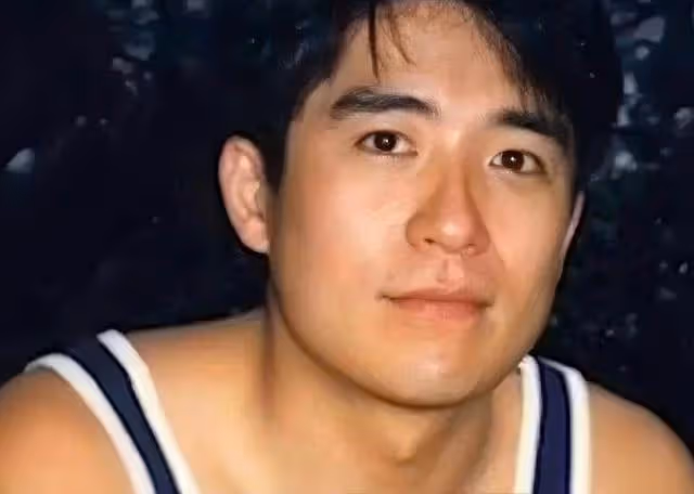 香港知名男星轉行做保安謀生，身材胖到不敢認，拍風月片一脫成名