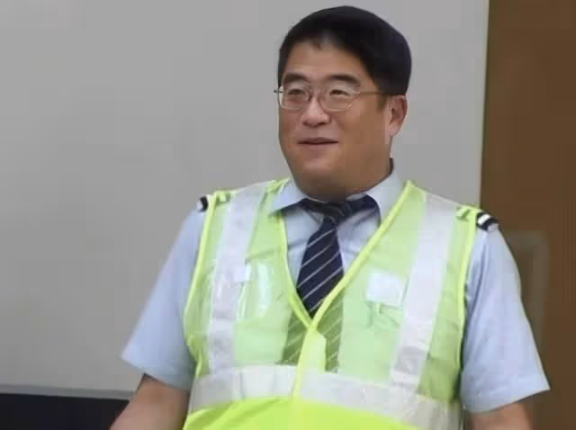 香港知名男星轉行做保安謀生，身材胖到不敢認，拍風月片一脫成名