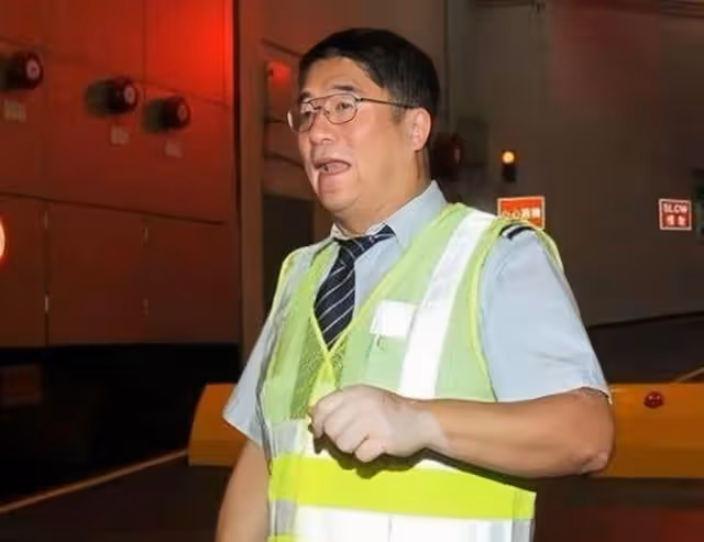 香港知名男星轉行做保安謀生，身材胖到不敢認，拍風月片一脫成名