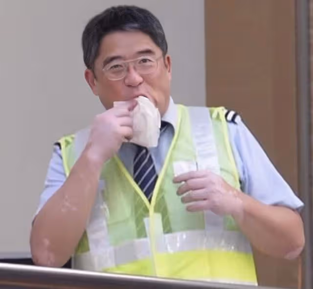 香港知名男星轉行做保安謀生，身材胖到不敢認，拍風月片一脫成名