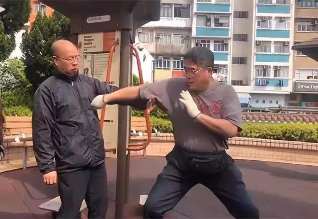 香港知名男星轉行做保安謀生，身材胖到不敢認，拍風月片一脫成名