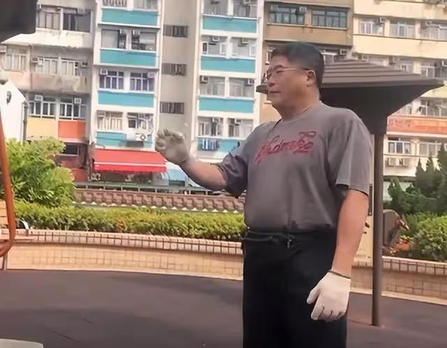 香港知名男星轉行做保安謀生，身材胖到不敢認，拍風月片一脫成名